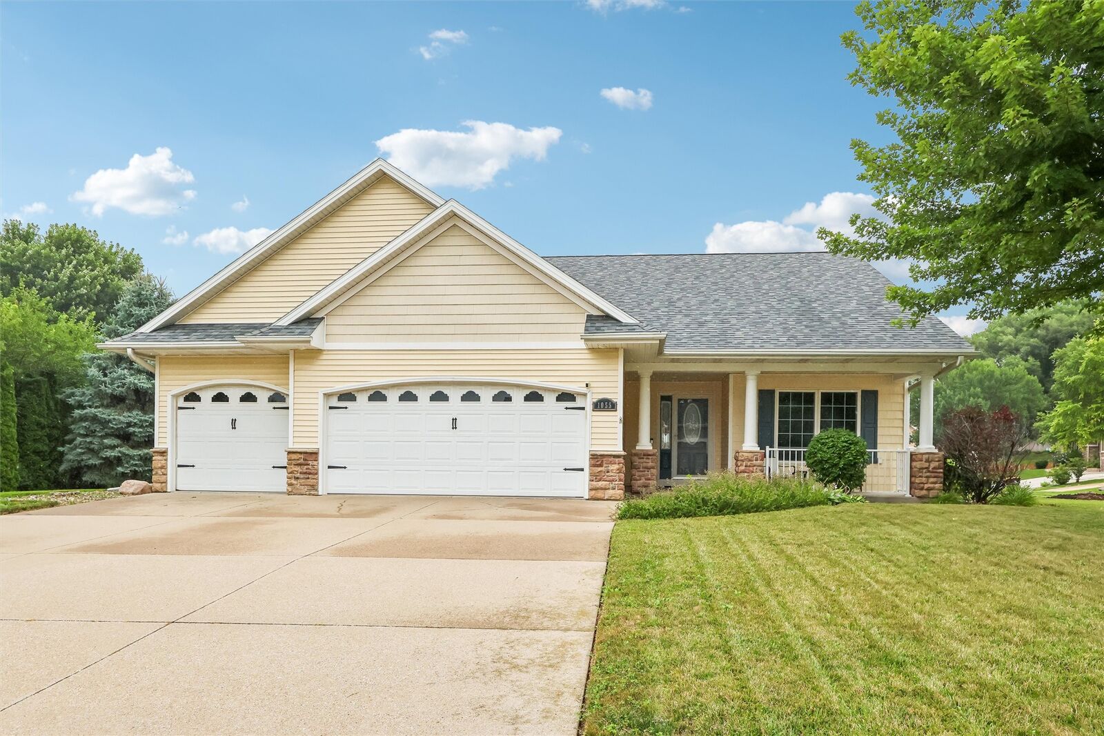 Property Photo:  1055 SE Brentwood Drive  IA 50263 
