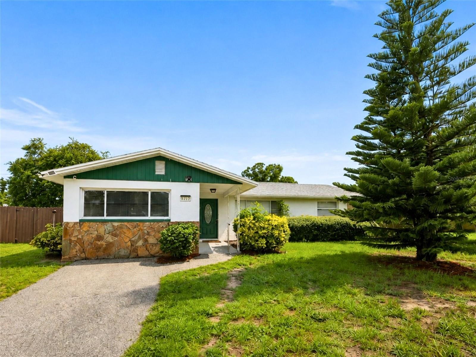 Property Photo:  8628 Magnolia Drive  FL 33777 