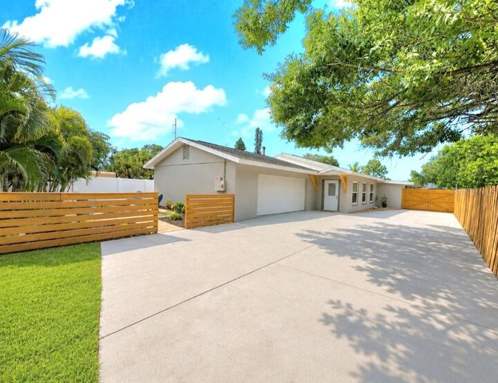 Property Photo: 138 Davison Avenue NE FL 33703