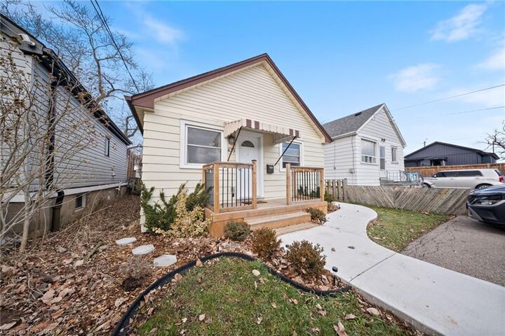 435 Waverly Street — photo 1