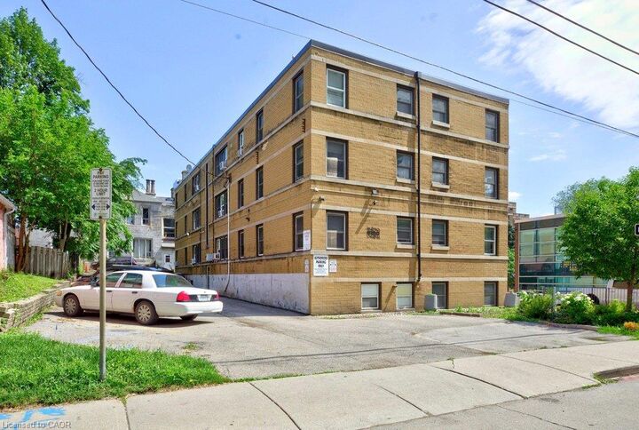 Property Photo:  4 Robinson Street 10  ON L8P 1Y5 