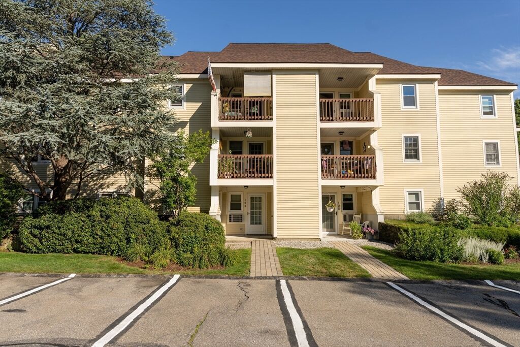 Property Photo: 124 Heritage Dr 124 MA 01588