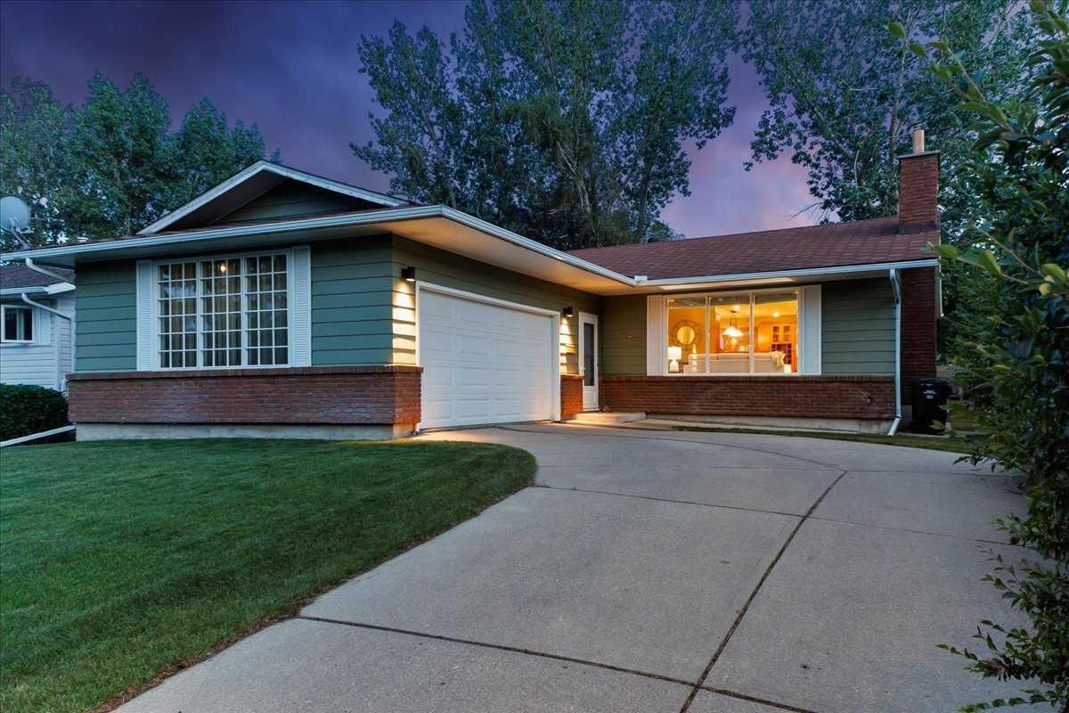 Property Photo: 124 Oakmoor Place SW AB T2V 4A3