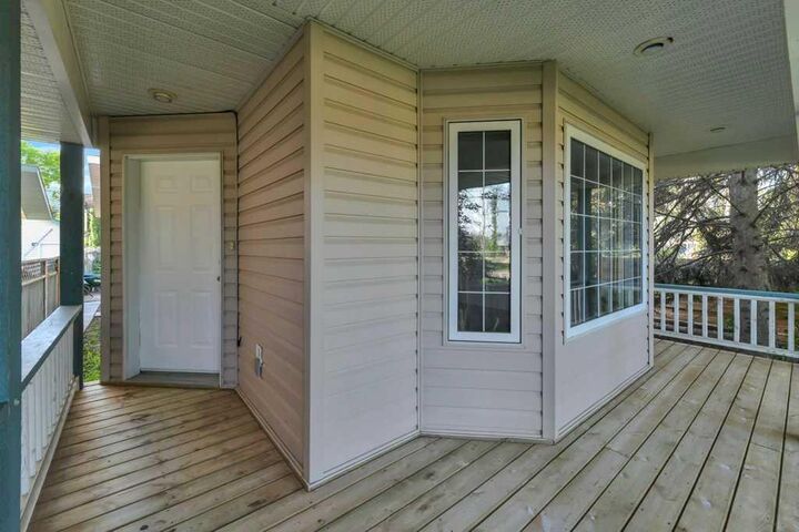 Property Photo:  4011 Lakeshore Drive  AB T4S 1B9 