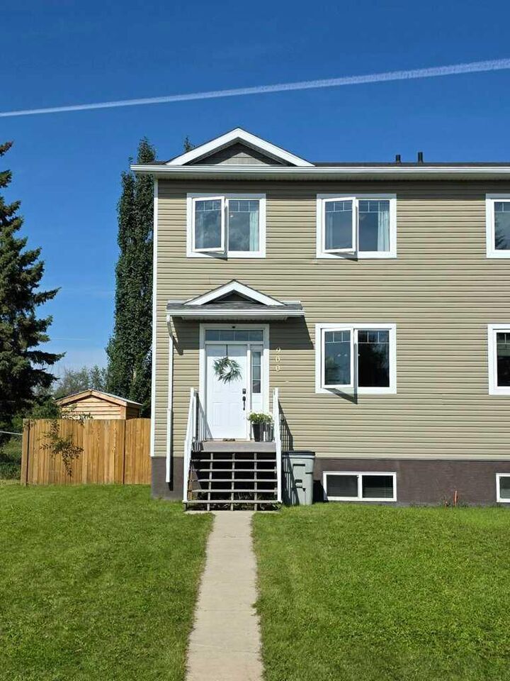Property Photo:  900 1A Avenue SE  AB T0G 2A3 