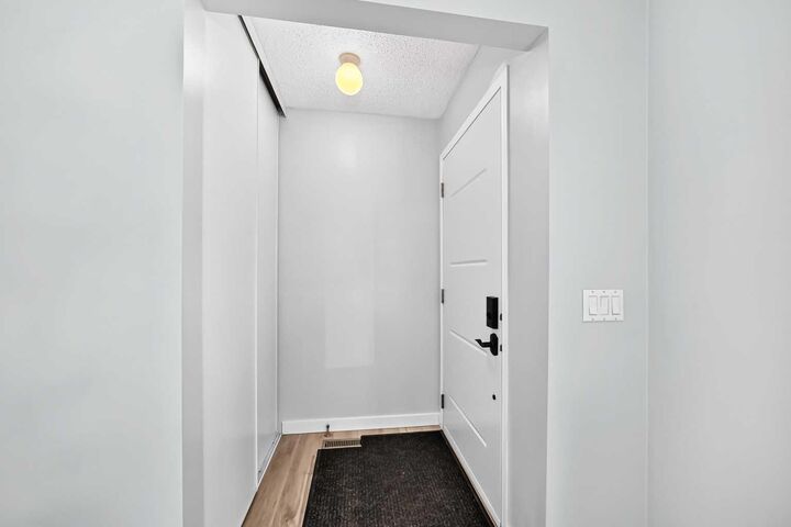 Property Photo:  32 Macewan Park Link NW  AB T3K 3E8 