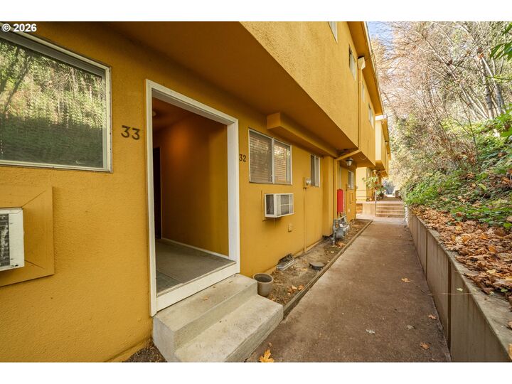 Property Photo:  847 SW Broadway Dr 32  OR 97201 