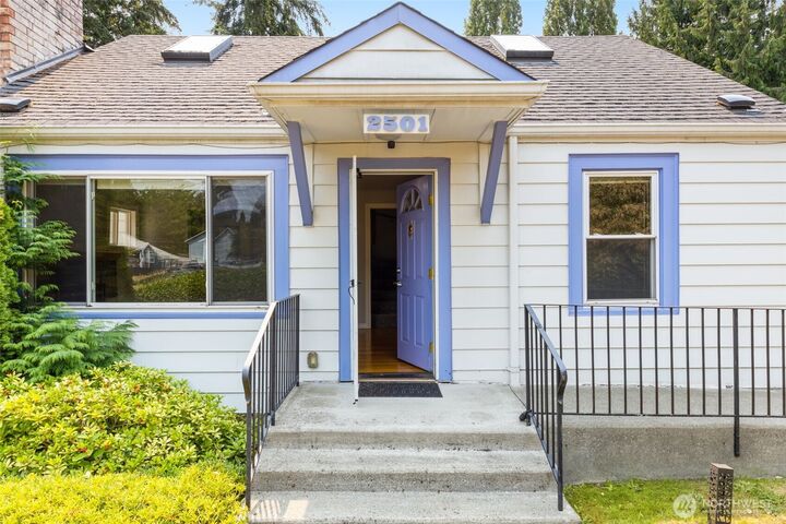 Property Photo: 2501 SW 112th Street WA 98146