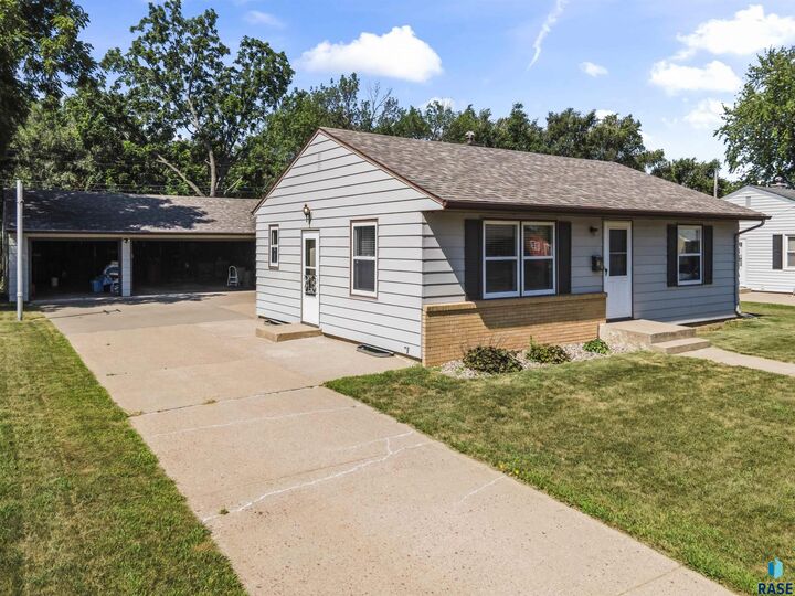 Property Photo: 709 N Leadale Ave SD 57103