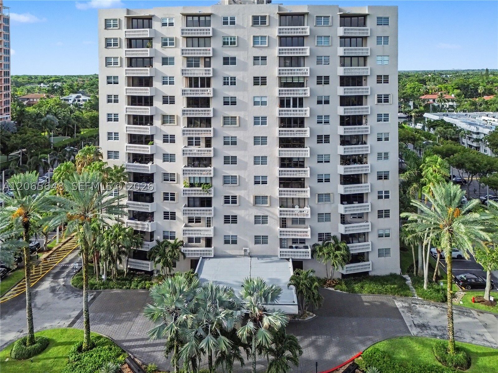 Property Photo:  90 Edgewater Dr 818  FL 33133 