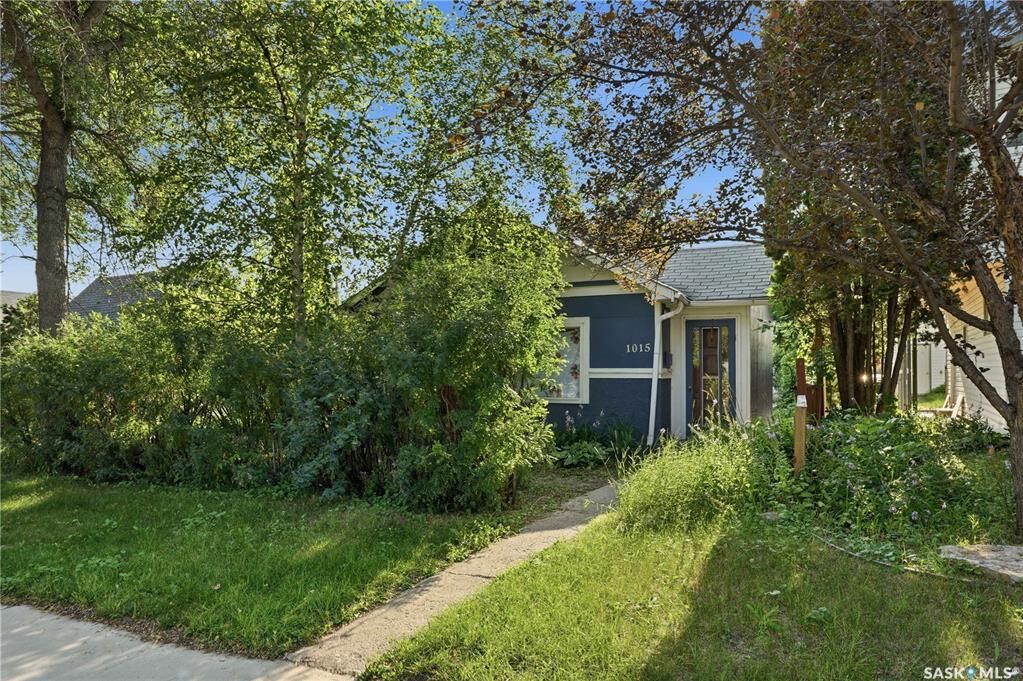 Property Photo: 1015 J Avenue N SK S7L 2L3