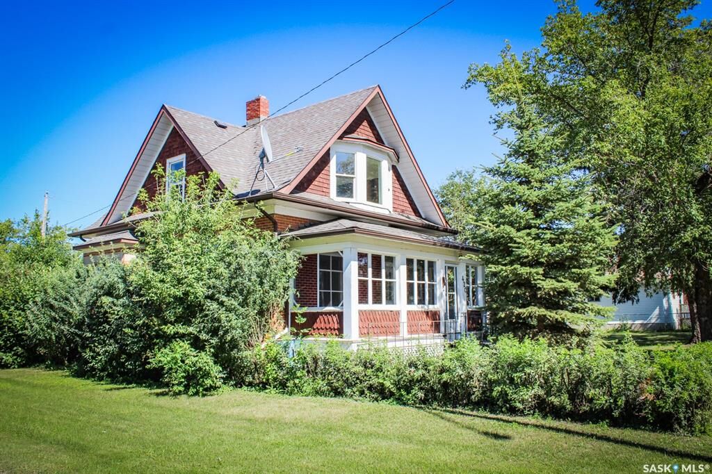 Property Photo:  420 Burrows Avenue W  SK S0E 1A0 