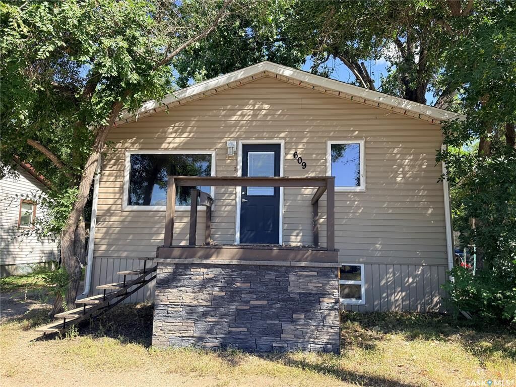 Property Photo:  609 King Street S  SK S4A 1K9 