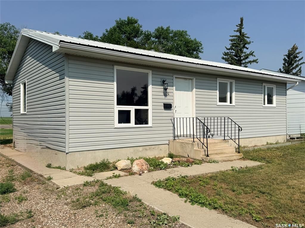Property Photo:  624 5th Street SW  SK S0L 1A0 