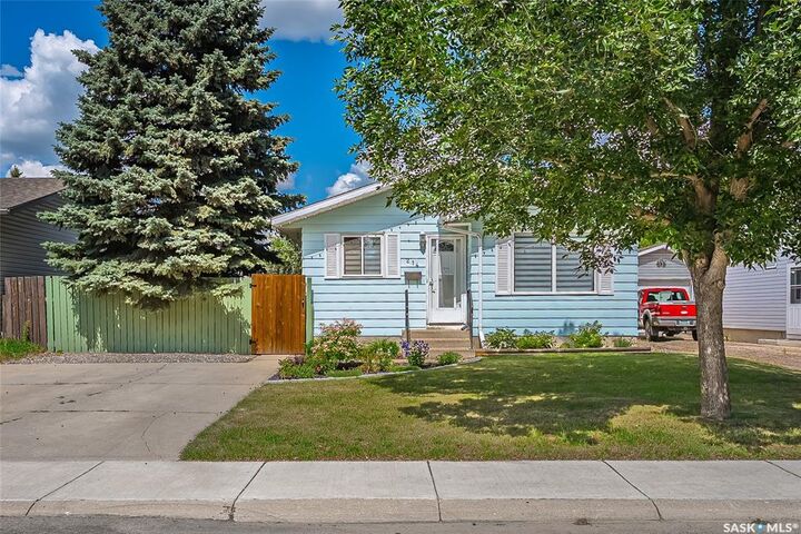 Property Photo:  214 Michener Crescent  SK S7L 5Z1 