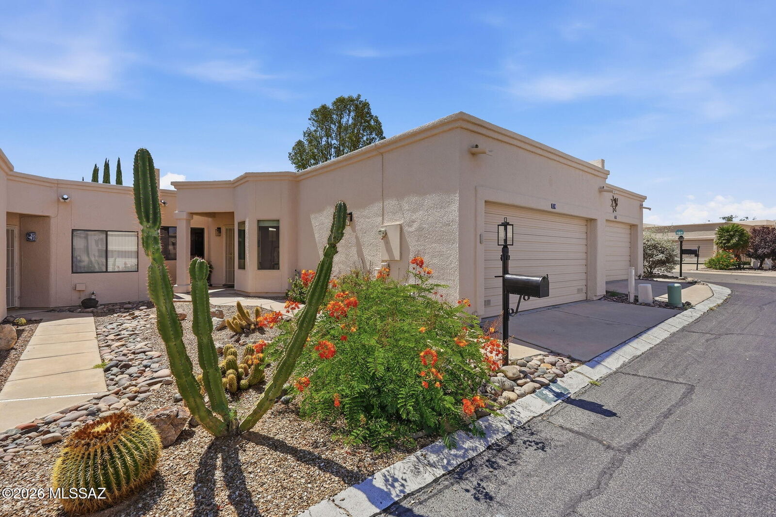 Property Photo:  374 S Placita De Caborca  AZ 85614 