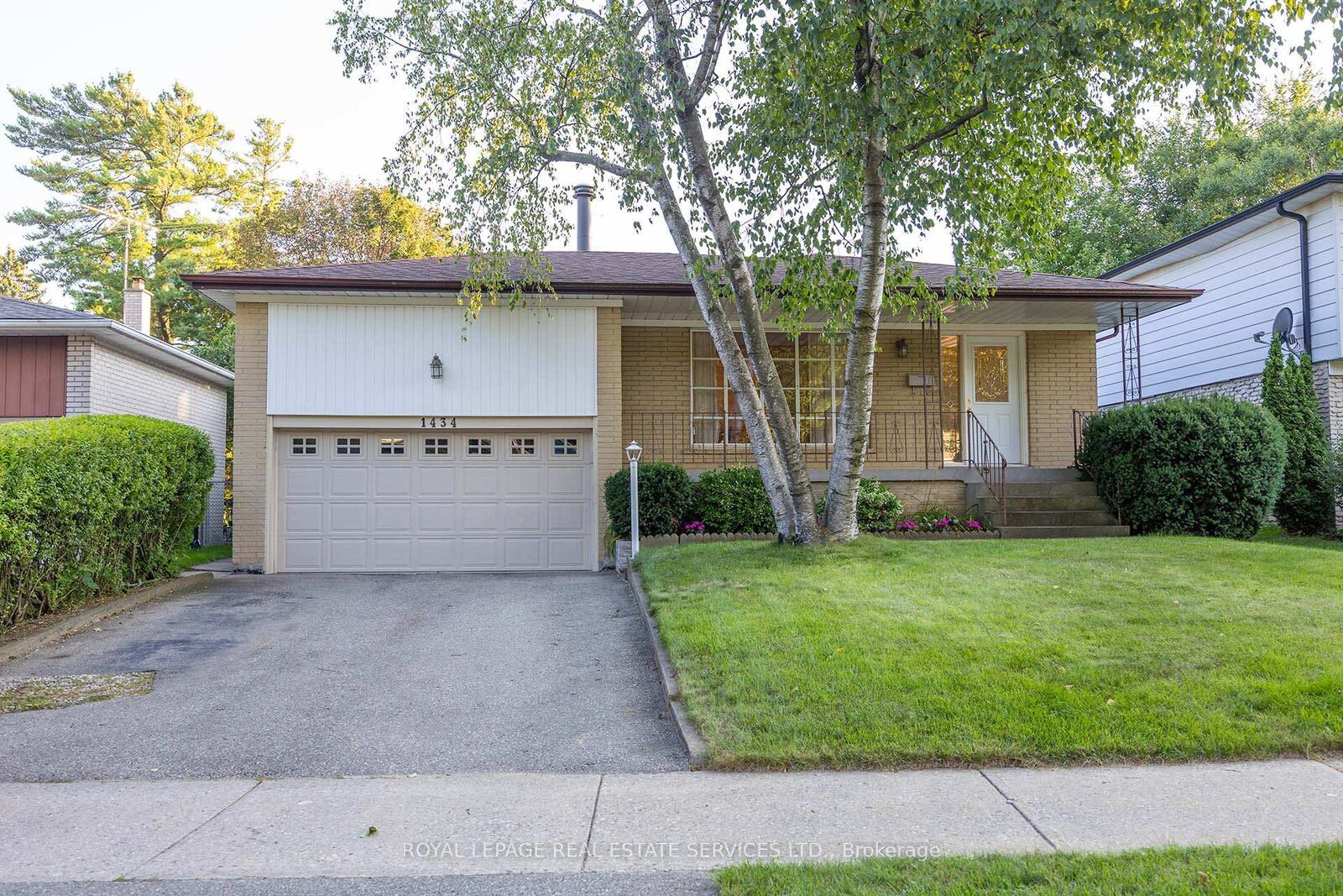 Property Photo:  1434 Leda Avenue  ON L5G 4B7 
