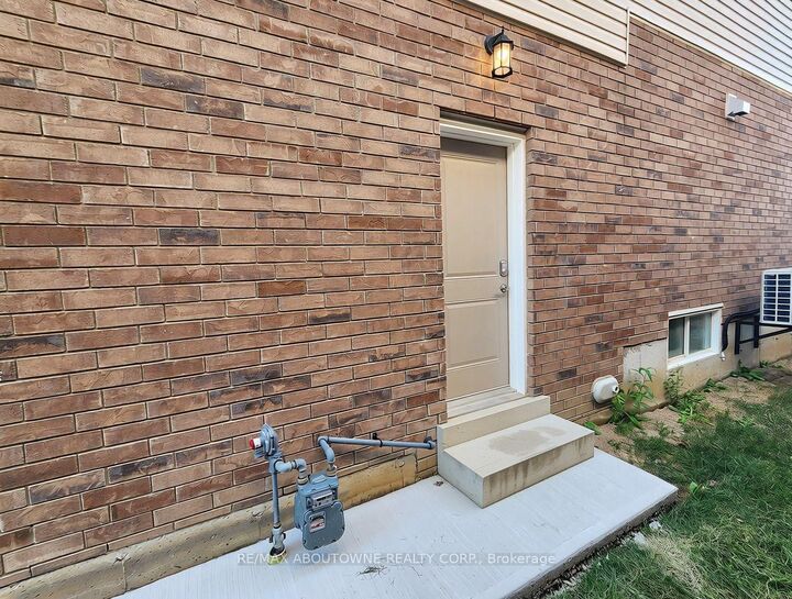 Property Photo:  203 Rockledge Drive Lower  ON L0R 1P0 