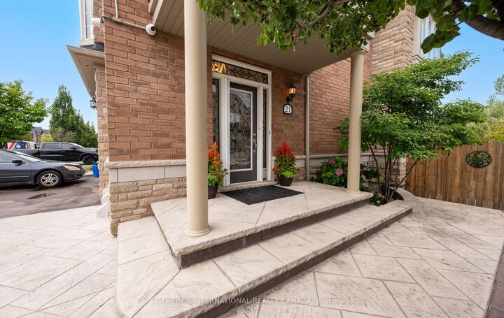 Property Photo: 745 Farmstead Drive 21 ON L9T 8B1
