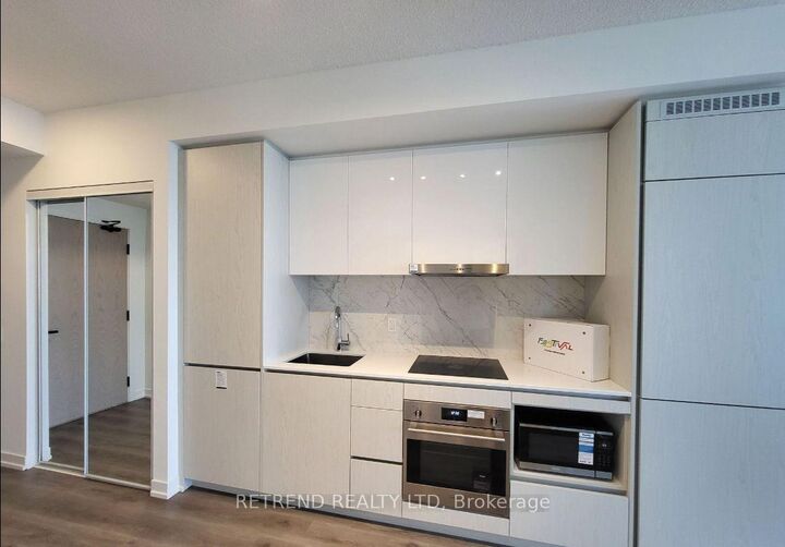 Property Photo:  28 Interchange Way 2907  ON L4K 0P8 