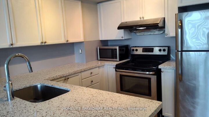 Property Photo:  33 Elm Drive W 1802  ON L5B 4M2 