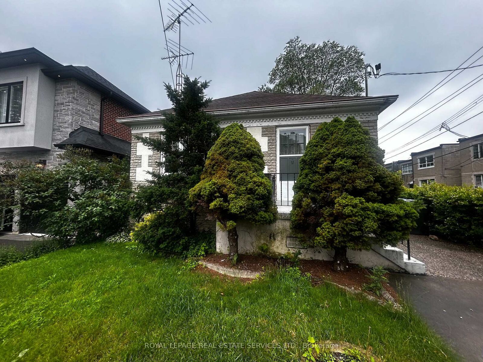 Property Photo:  6 Hiawatha Parkway Upper Level  ON L5G 3R7 