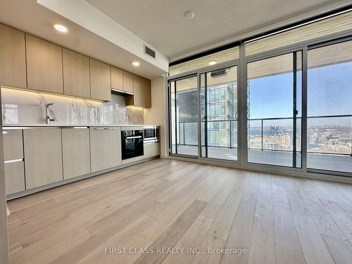 Property Photo:  1 Concord Cityplace Way 3011  ON M5V 0T5 
