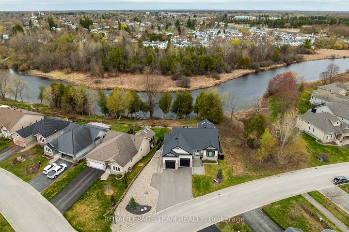 Property Photo: 51 Westerra Way ON K0G 1J0