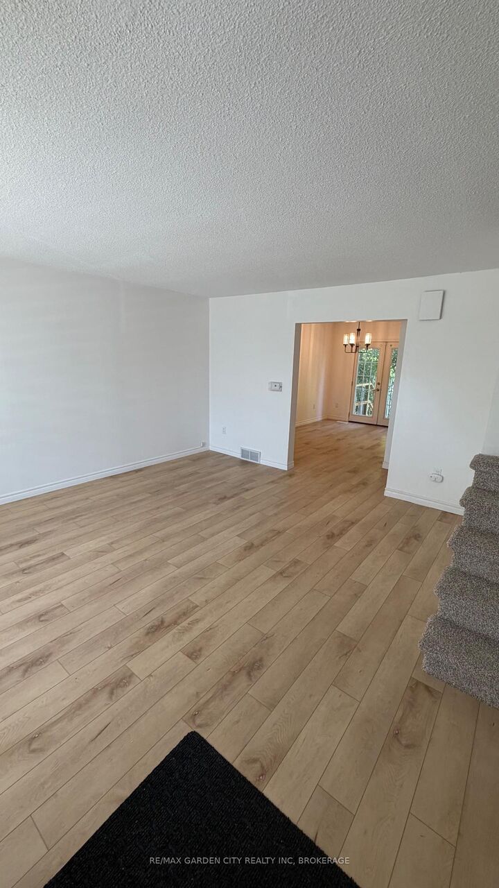 Property Photo: 102 Tupper Drive ON L2V 4C8