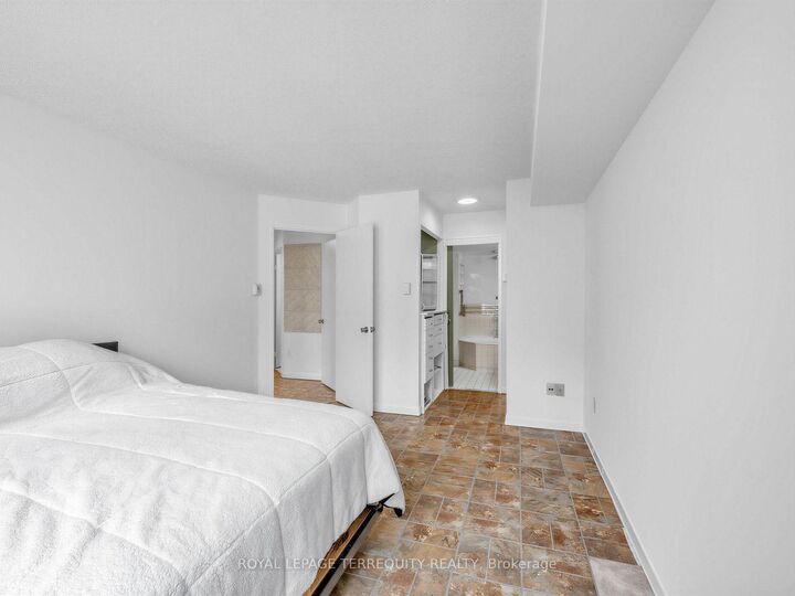 Property Photo:  25 Maitland Street 210  ON M4Y 2W1 