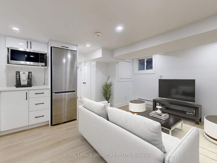 Property Photo:  250 Major Street Lower F  ON M5S 2L6 