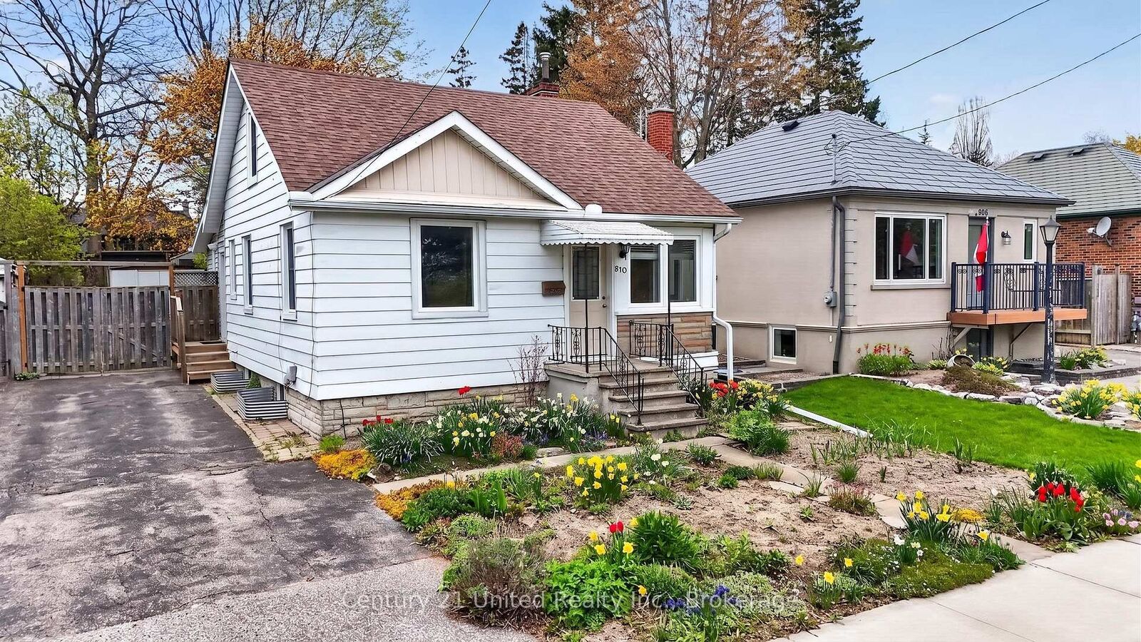Property Photo:  810 Byron Street S  ON L1N 4R8 