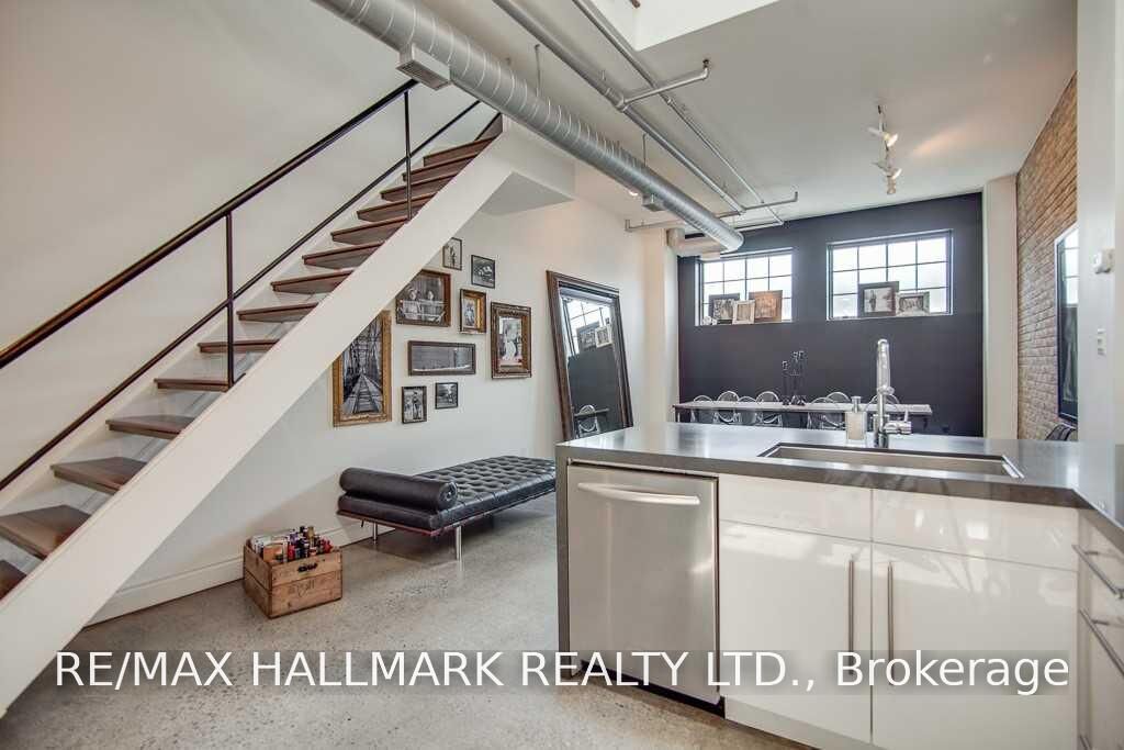 Property Photo:  6 Bartlett Avenue 7  ON M6H 3E8 