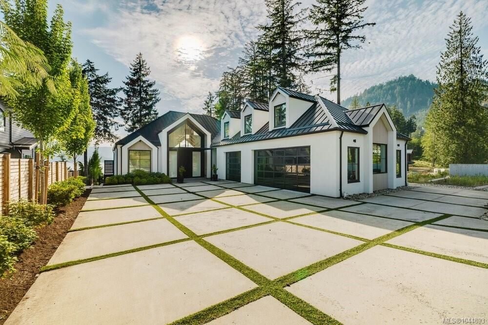 Property Photo: 7380 Lakefront Dr BC V0R 2G1