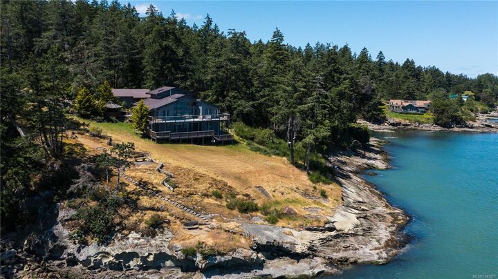 379 Mary Ann Point Rd — photo 1