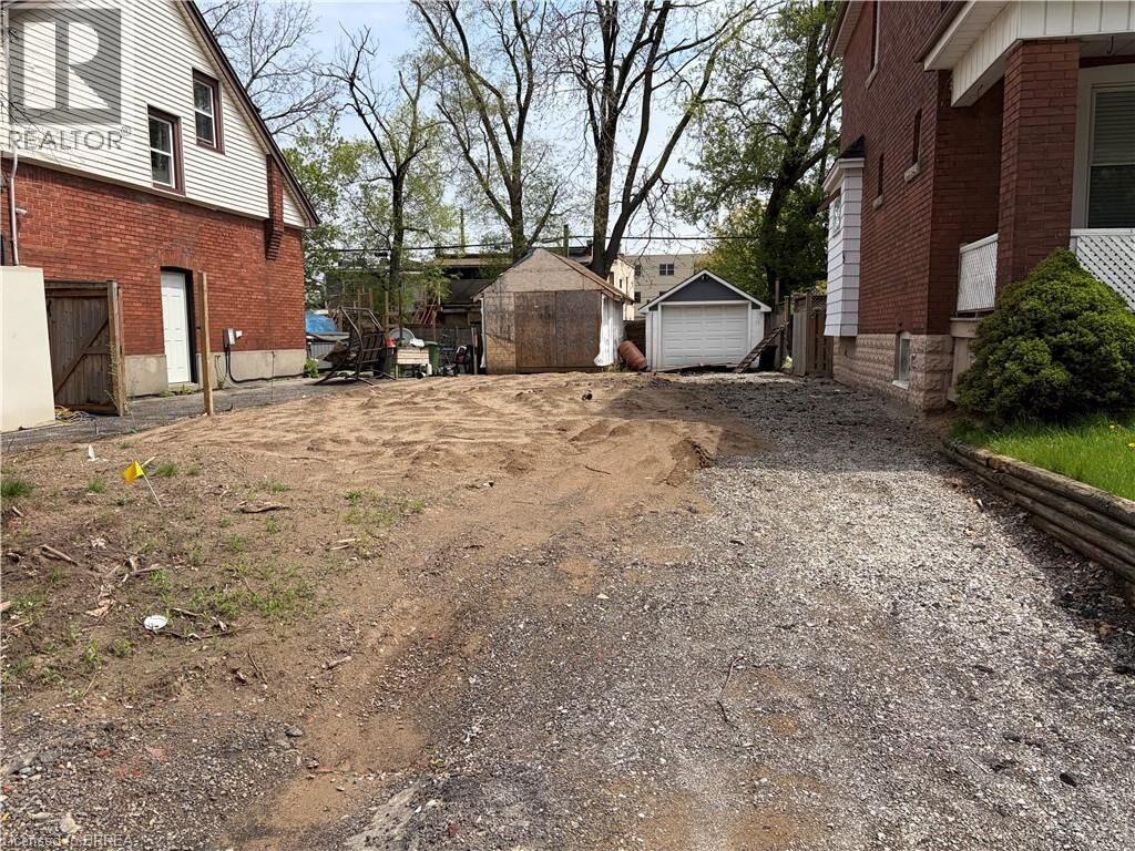 Property Photo: 18 Tuxedo Avenue North ON L8H 4P5