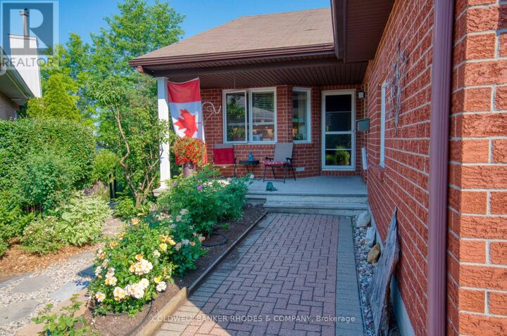Property Photo: 77 Quinterra Court ON K1V 1K9