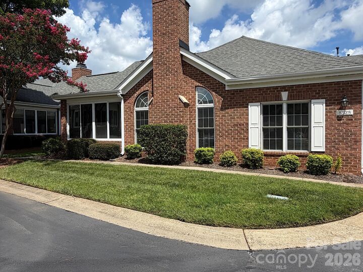 Property Photo: 8528 Highland Glen Drive NC 28269
