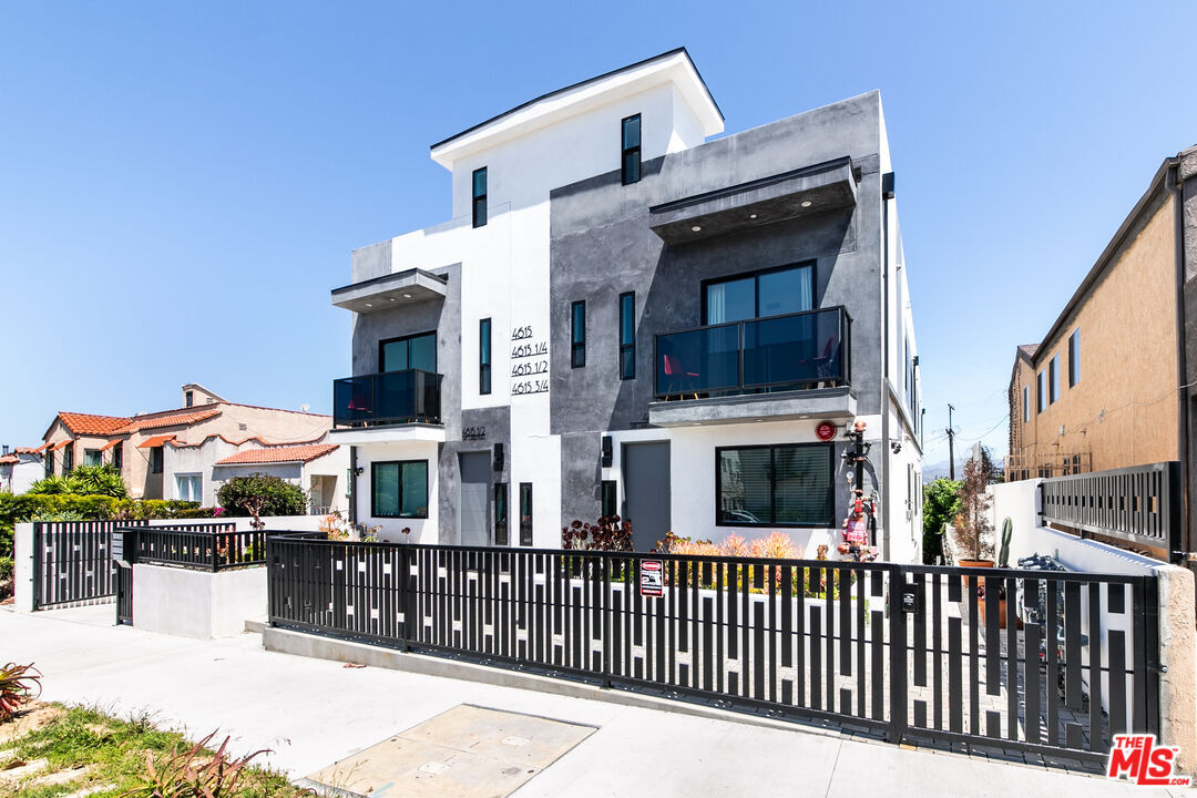 Property Photo: 4615 St Charles Pl, Unit 3/4 CA 90019