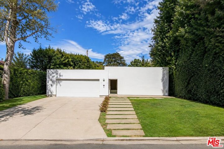 Property Photo: 401 N Cliffwood Ave CA 90049