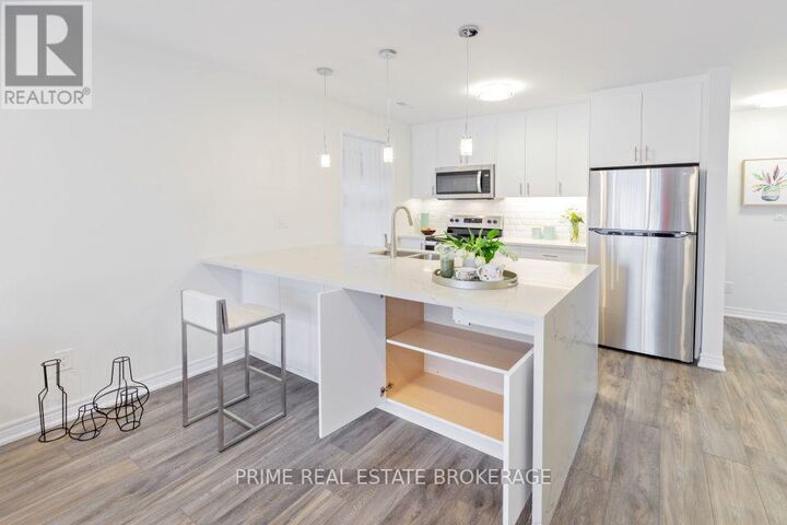 Property Photo: 22 Bidwell Street 6 ON N4G 3T5