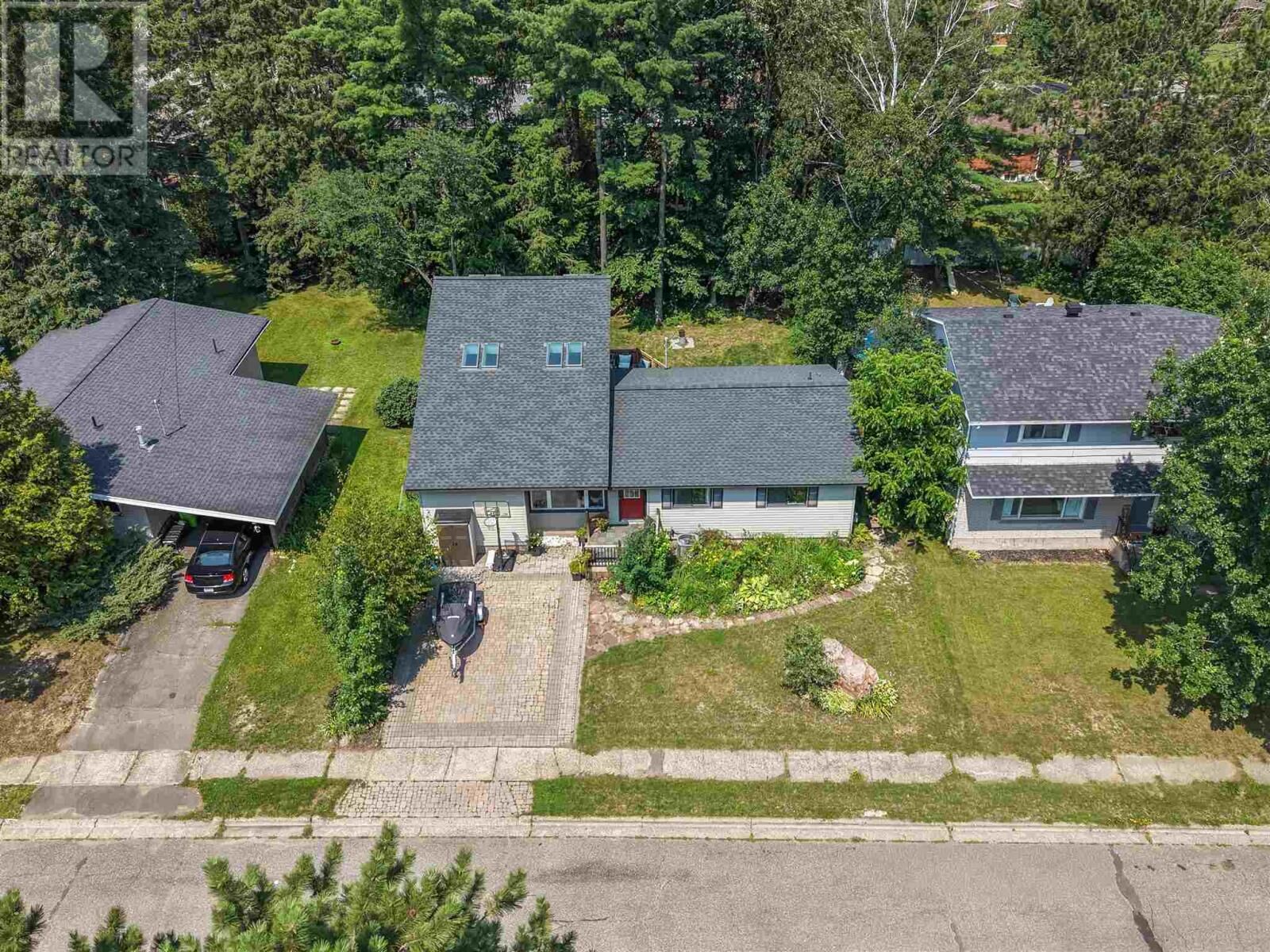 Property Photo: 131 Meadow Park Cres ON P6A 4H1