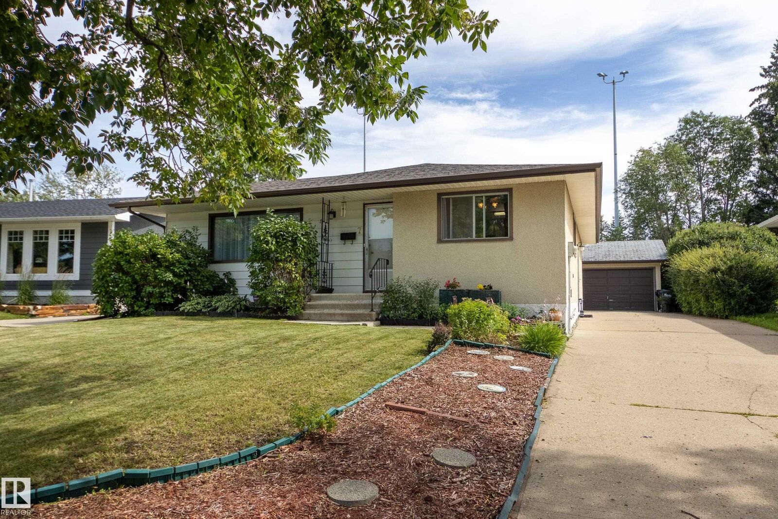 Property Photo: 7 Strathcona Place AB T8A 1G1