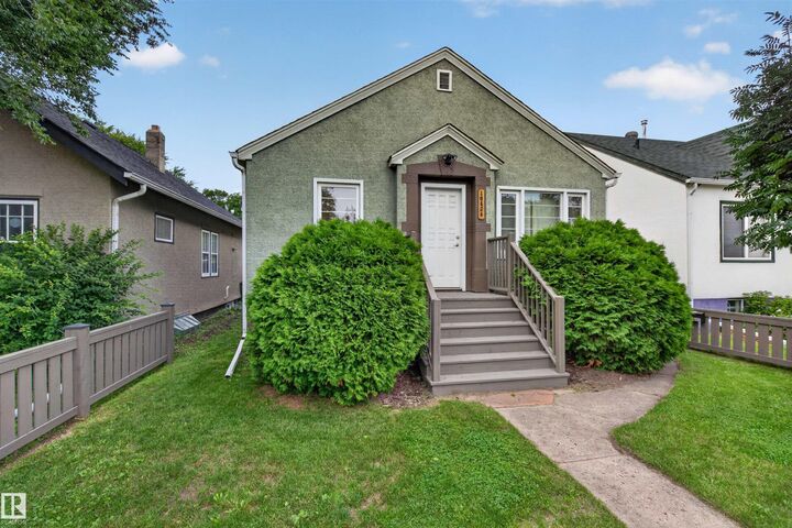 Property Photo:  10424 76 Avenue NW  AB T6E 1L1 