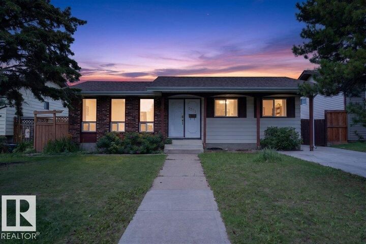 Property Photo:  6230 36A Avenue NW  AB T6L 1H9 