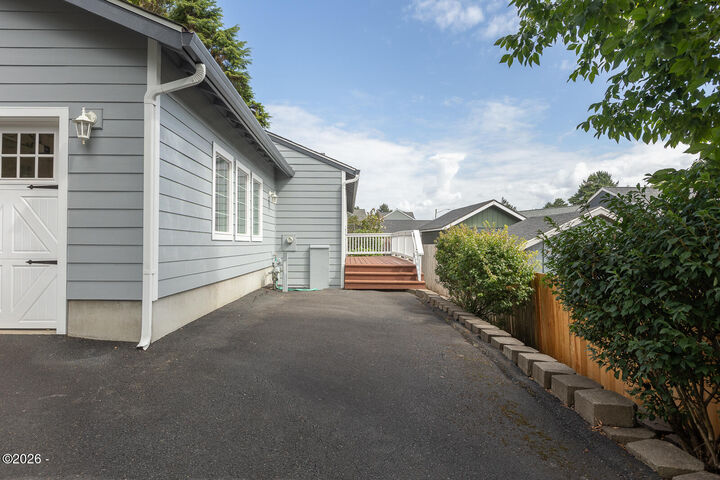 Property Photo: 539 SE Neptune Avenue OR 97367