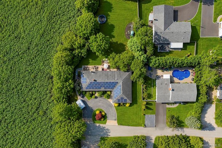 Property Photo:  5 Reinhardt Court  NY 11715 