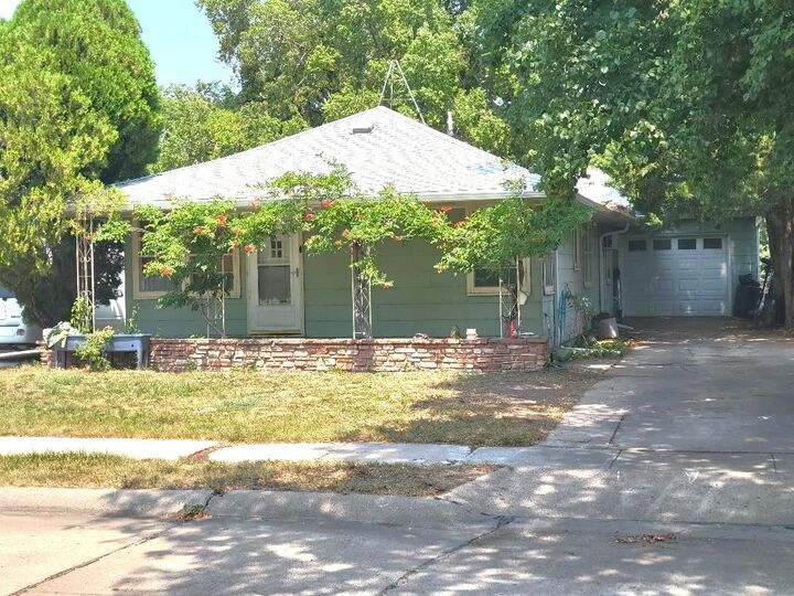 Property Photo: 1405 W First NE 69101