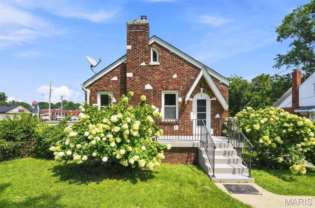 Property Photo:  2 S Dellwood Avenue  MO 63135 