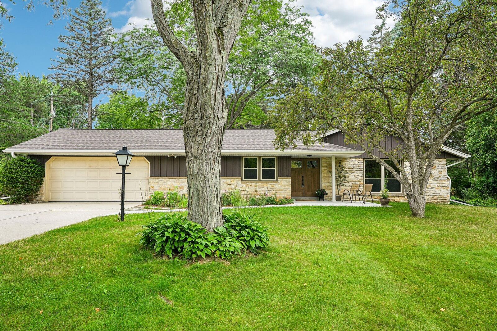Property Photo:  1389 Glenbrook Dr  WI 53012 